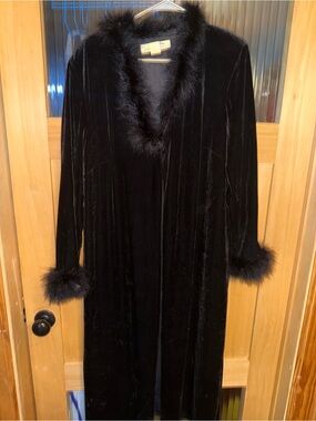 VNT Lavande   Black Velvet Maxi Coat Or Robe with Faux Fur Trim, Size 1X